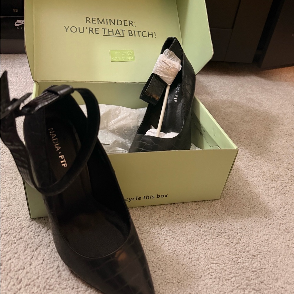 Black Women's Shoes size 10w NEVER WORN